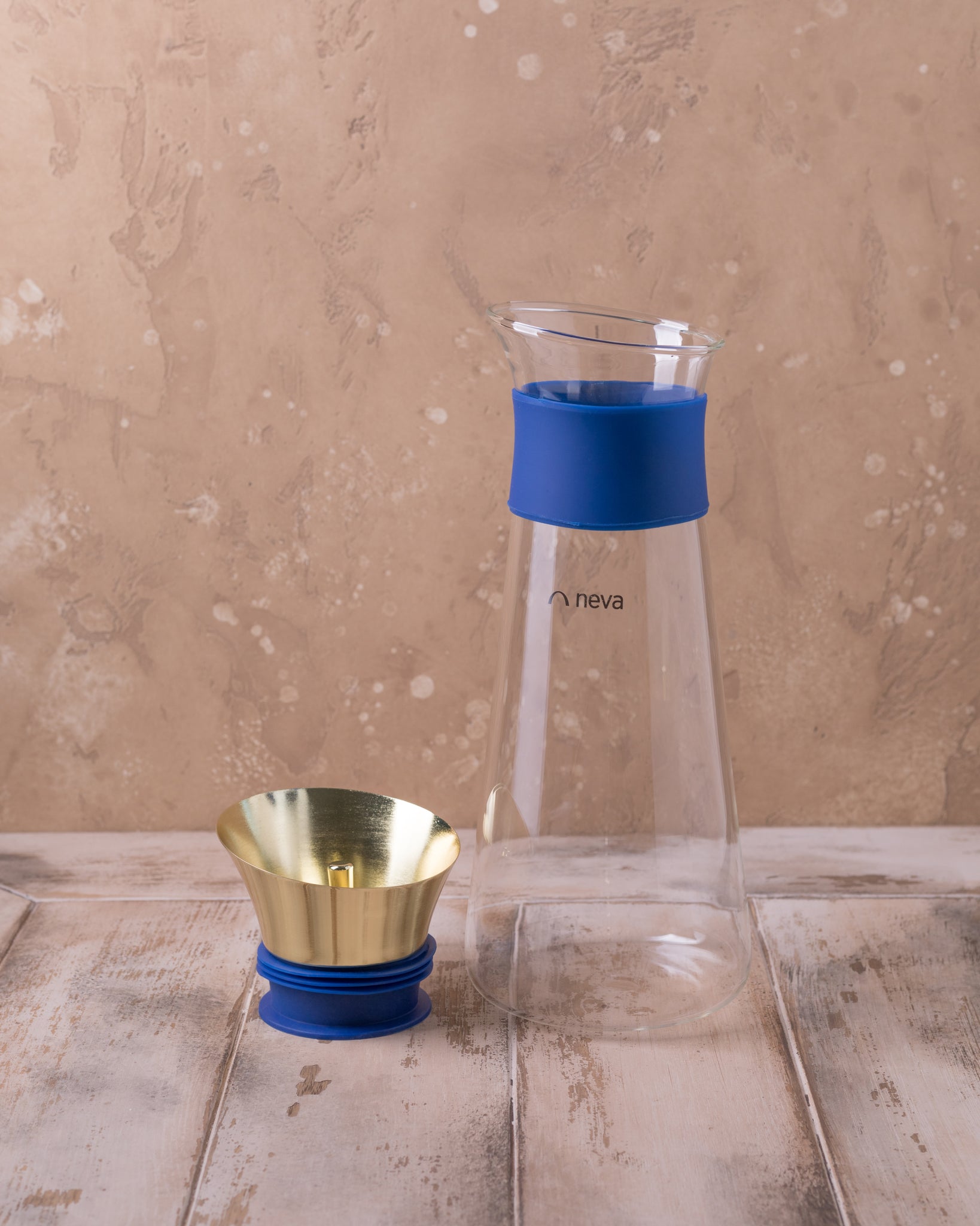 Glass pitcher in gold (Blue)